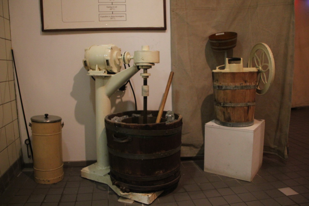 Antieke klutsmachine en houten ijsmachines in de oude bakkerij