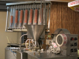 Historische ijsmachine voor ijsjes op een stokje