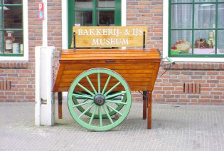 Oude bakkerswagen voor de Bakkerij- en IJsmuseum